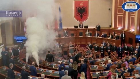 HAOS U ALBANSKOJ SKUPŠTINI: Prekinuta sednica - poslanici opozicije sukobili se sa obezbeđenjem HAOS U ALBANSKOJ SKUPŠTINI: Prekinuta sednica - poslanici opozicije sukobili se sa obezbeđenjem