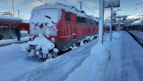 MINHEN ZATRPAN SNEGOM NAKON ZIMSKE OLUJE: Haos na putevima u južnoj Nemačkoj (VIDEO)