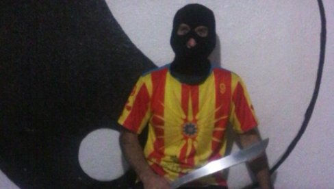 (UZNEMIRUJUĆE) SA MAČETOM I FANTOMKOM: Isplivale fotografije otmičara male Vanje (FOTO) (UZNEMIRUJUĆE) SA MAČETOM I FANTOMKOM: Isplivale fotografije otmičara male Vanje (FOTO)