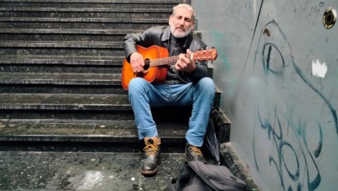BESKUĆNIK JE I ULIČNI SVIRAČ, ALI CENI SAMO JEDNO OSEĆANJE: Andrija Daraboš - Ne vidim da postoji išta jače od ljubavi BESKUĆNIK JE I ULIČNI SVIRAČ, ALI CENI SAMO JEDNO OSEĆANJE: Andrija Daraboš - Ne vidim da postoji išta jače od ljubavi