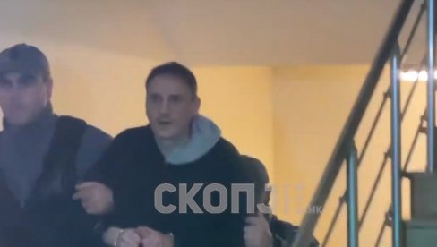 OTAC UBIJENE VANJE DOVEDEN U SUD: Izbezumljenog pogleda i sa lisicama na rukama uveden u zgradu (VIDEO)