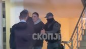SRAMNO: Vanjin otac ovo pokazao novinarima dok ga je policija sprovodila u sud (VIDEO) SRAMNO: Vanjin otac ovo pokazao novinarima dok ga je policija sprovodila u sud (VIDEO)