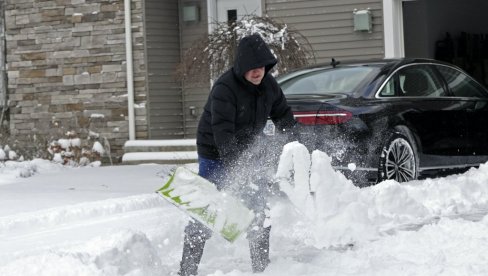 JAKO NEVREME U SAD: Cisterna sa propanom sletela s mosta, desetine hiljada bez stuje JAKO NEVREME U SAD: Cisterna sa propanom sletela s mosta, desetine hiljada bez stuje