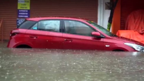 POTOPLJENI PUTEVI, AUTOMOBILI POD VODOM: Vanredna situacija na jugu Indije POTOPLJENI PUTEVI, AUTOMOBILI POD VODOM: Vanredna situacija na jugu Indije