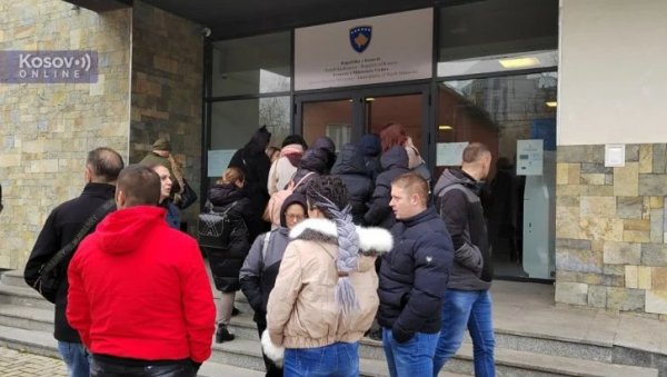 ЧУВАЈУ ФОТЕЉЕ ПО СВАКУ ЦЕНУ: Куртијеви градоначелници одбили да приме грађански захтев за њихов опозив! ЧУВАЈУ ФОТЕЉЕ ПО СВАКУ ЦЕНУ: Куртијеви градоначелници одбили да приме грађански захтев за њихов опозив!