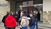 ЧУВАЈУ ФОТЕЉЕ ПО СВАКУ ЦЕНУ: Куртијеви градоначелници одбили да приме грађански захтев за њихов опозив!