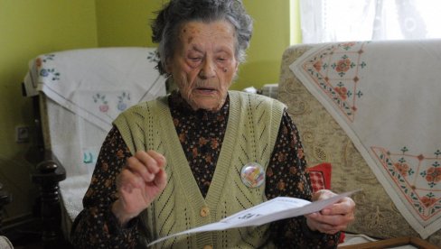 PETRICA NA PRAGU VEKA PIŠE PESME: Starica iz Kraljeva dugovečnost kaže duguje bistrom umu i smišljanju stihova