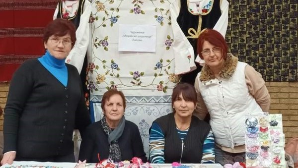РУКОТВОРИНАМА ЧУВАЈУ ТРАДИЦИЈУ: Моравске шаренице из Лапова РУКОТВОРИНАМА ЧУВАЈУ ТРАДИЦИЈУ: Моравске шаренице из Лапова