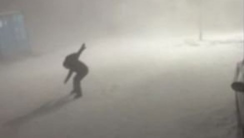 ODUVAO GA VETAR: Mećava pogodila rusku Jakutiju (VIDEO) ODUVAO GA VETAR: Mećava pogodila rusku Jakutiju (VIDEO)