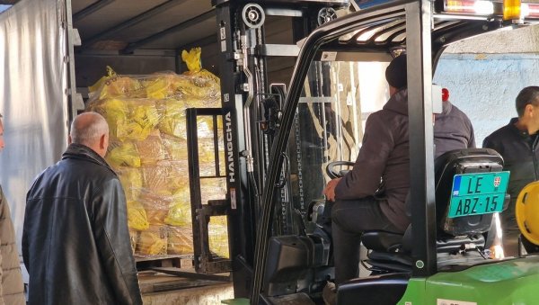 ПОКЛОНИ ЗА НАЈМЛАЂЕ ЛЕСКОВЧАНЕ: Град дели десет хиљада новогодишњих пакетића ПОКЛОНИ ЗА НАЈМЛАЂЕ ЛЕСКОВЧАНЕ: Град дели десет хиљада новогодишњих пакетића
