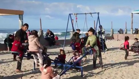 JEDINO MESTO GDE SE MOŽEMO OPUSTITI: Porodice u Gazi predah od rata traže na morskoj obali (VIDEO) JEDINO MESTO GDE SE MOŽEMO OPUSTITI: Porodice u Gazi predah od rata traže na morskoj obali (VIDEO)
