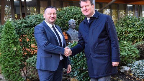 FABRIKA VODE BIĆE IZGRAĐENA U TEMERINU: Potpisivanju ugovora prisustvovao predsednik Pokrajinske vlade Igor Mirović FABRIKA VODE BIĆE IZGRAĐENA U TEMERINU: Potpisivanju ugovora prisustvovao predsednik Pokrajinske vlade Igor Mirović