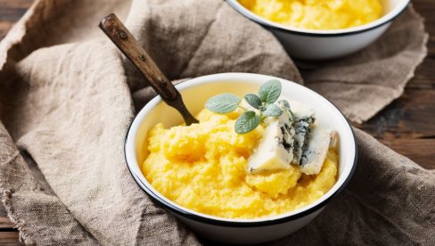 KAKO BAKIN RECEPT KAŽE, DORUČAK KOJI SE LAKO PRAVI: Palenta sa sirom, a dugo će vas držati sitim KAKO BAKIN RECEPT KAŽE, DORUČAK KOJI SE LAKO PRAVI: Palenta sa sirom, a dugo će vas držati sitim