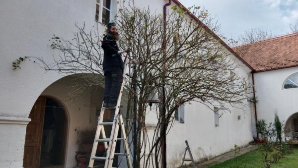 ЗВУК МОТОРНЕ ТЕСТЕРЕ ПРЕКИДА ЈЕСЕЊУ ТИШИНУ: Монаштво манастира Велика Ремета користи сваки леп дан за сређивање православног храма ЗВУК МОТОРНЕ ТЕСТЕРЕ ПРЕКИДА ЈЕСЕЊУ ТИШИНУ: Монаштво манастира Велика Ремета користи сваки леп дан за сређивање православног храма