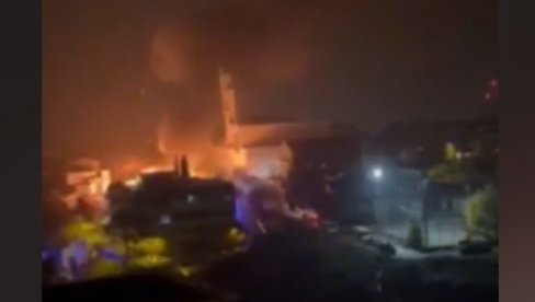 ВЕЛИКИ ПОЖАР У ХРВАТСКОЈ: Ватрогасци на терену, гори између амбуланте и цркве (ВИДЕО) ВЕЛИКИ ПОЖАР У ХРВАТСКОЈ: Ватрогасци на терену, гори између амбуланте и цркве (ВИДЕО)