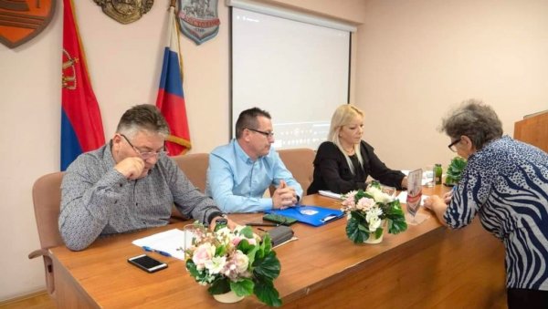Потписани уговори за подстицаје пољопривредницима Потписани уговори за подстицаје пољопривредницима