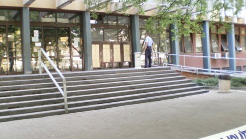 TROJICI UKINUT PRITVOR, ČETVRTI U KUĆNOM UZ ELEKTREONSKI NADZOR: Viši sud u Novom Sadu preinačio rešenje Osnovnog suda TROJICI UKINUT PRITVOR, ČETVRTI U KUĆNOM UZ ELEKTREONSKI NADZOR: Viši sud u Novom Sadu preinačio rešenje Osnovnog suda