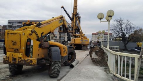 RADOVI U CENTRU PARAĆINA: Na starom mostu buše se šipovi za novi prelaz (FOTO) RADOVI U CENTRU PARAĆINA: Na starom mostu buše se šipovi za novi prelaz (FOTO)