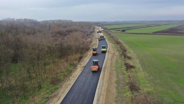 Асфалтирање пута између Бачког Моноштора и Купусине у пуном јеку Асфалтирање пута између Бачког Моноштора и Купусине у пуном јеку