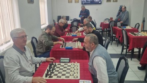 IGRAJU I UČE ĐAKE: Šahovski turnir prosvetnih radnika IGRAJU I UČE ĐAKE: Šahovski turnir prosvetnih radnika