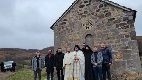 SLUŽENA SVETA LITURGIJA: Sveštenstvo SPC ušlo u posed svog provaljenog i oskrnavljenog hrama kod Podujeva SLUŽENA SVETA LITURGIJA: Sveštenstvo SPC ušlo u posed svog provaljenog i oskrnavljenog hrama kod Podujeva