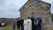 SLUŽENA SVETA LITURGIJA: Sveštenstvo SPC ušlo u posed svog provaljenog i oskrnavljenog hrama kod Podujeva