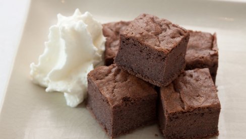 OMILJENI SPOJ UKUSA ZA SAVRŠENU POSLASTICU: Čokoladne orah kocke, ukus liči na kremastu tortu OMILJENI SPOJ UKUSA ZA SAVRŠENU POSLASTICU: Čokoladne orah kocke, ukus liči na kremastu tortu