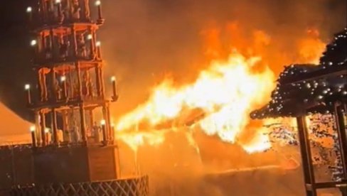 EKSPLOZIJA NA BOŽIĆNOM VAŠARU: Izbio veliki požar, ima povređenih (VIDEO) EKSPLOZIJA NA BOŽIĆNOM VAŠARU: Izbio veliki požar, ima povređenih (VIDEO)
