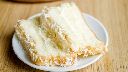 KOMBINACIJA KREMASTIH FILOVA, PROSTO SE TOPI U USTIMA: Torta Beli anđeo gotova je očas posla, bez pečenja KOMBINACIJA KREMASTIH FILOVA, PROSTO SE TOPI U USTIMA: Torta Beli anđeo gotova je očas posla, bez pečenja