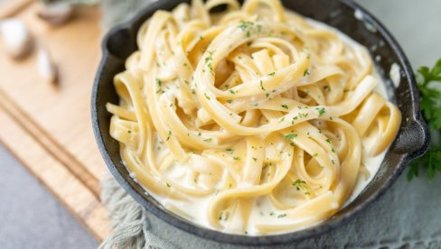 SA SOČNIM BELIM MESOM U SOSU OD PAVLAKE I SIRA: Alfredo pasta - jedna od najomiljenijih SA SOČNIM BELIM MESOM U SOSU OD PAVLAKE I SIRA: Alfredo pasta - jedna od najomiljenijih