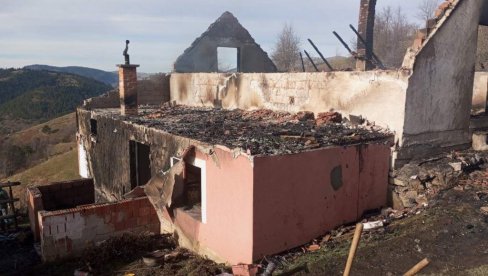 ZA TREN OSTADOSMO NA LEDINI Požar progutao kuću petočlane porodice Đurić na Pešteru (FOTO)