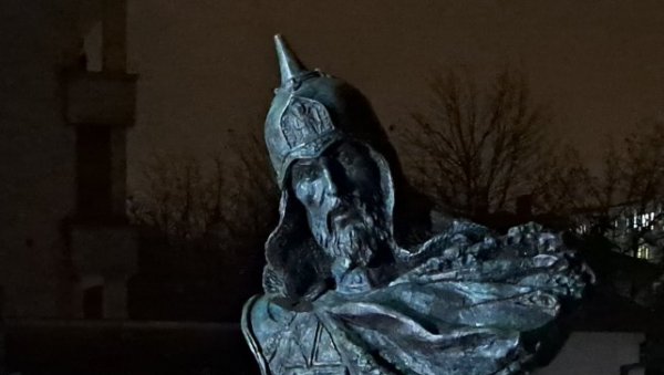 БИСТЕ КНЕЗА НЕВСКОГ У ЗНАК ПРИЈАТЕЉСТВА: Док званична Подгорица уводи санкције Русији, из Москве стижу дарови народу Црне Горе (ФОТО) БИСТЕ КНЕЗА НЕВСКОГ У ЗНАК ПРИЈАТЕЉСТВА: Док званична Подгорица уводи санкције Русији, из Москве стижу дарови народу Црне Горе (ФОТО)
