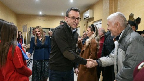 PETKOVIĆ U KRAGUJEVCU: Samo snažna Srbija na čelu sa Aleksandrom Vučićem može da pomogne našem narodu na KiM (FOTO) PETKOVIĆ U KRAGUJEVCU: Samo snažna Srbija na čelu sa Aleksandrom Vučićem može da pomogne našem narodu na KiM (FOTO)