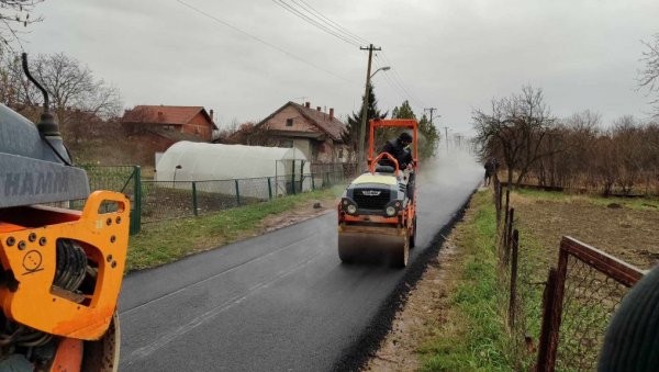 НЕ ПРЕСТАЈУ СА РАДОВИМА: У општини Ћуприја асфалтирају и сеоске путеве (ФОТО) НЕ ПРЕСТАЈУ СА РАДОВИМА: У општини Ћуприја асфалтирају и сеоске путеве (ФОТО)