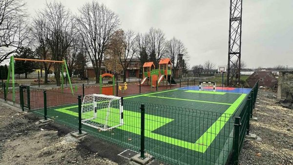 ЈОШ ЈЕДНО ДЕЧЈЕ ИГРАЛИШТЕ У ЛАПОВУ: Лепша игра са новим мобилијаром ЈОШ ЈЕДНО ДЕЧЈЕ ИГРАЛИШТЕ У ЛАПОВУ: Лепша игра са новим мобилијаром