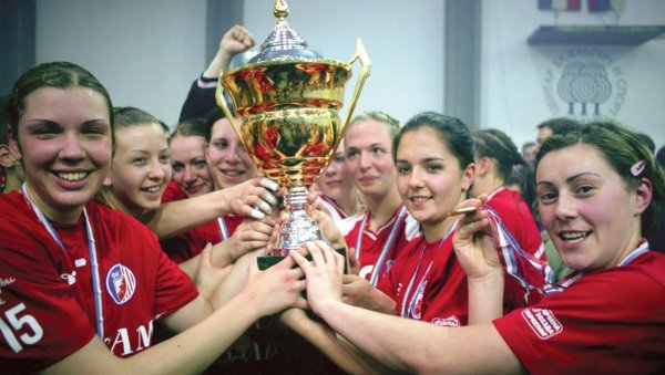 ВРЕМЕПЛОВ - ТИТУЛА ПОСЛЕ ДЕВЕТ ГОДИНА: Одбојкашице Црвене звезде 17. априла 2002. скинуле са трона ужичко Јединство ВРЕМЕПЛОВ - ТИТУЛА ПОСЛЕ ДЕВЕТ ГОДИНА: Одбојкашице Црвене звезде 17. априла 2002. скинуле са трона ужичко Јединство