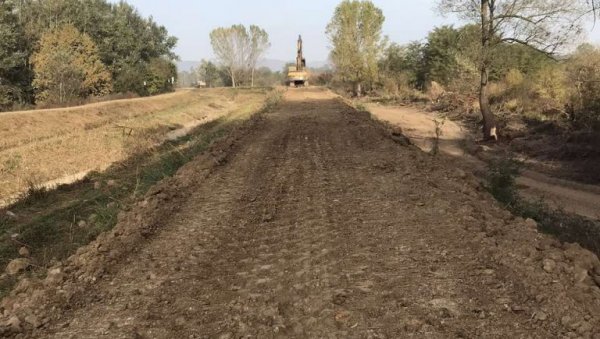 САНИРАНА ДЕСНА ОБАЛА ЈОВАНОВАЧКЕ РЕКЕ: Атар Дреновца безбеднији од поплаве (ФОТО) САНИРАНА ДЕСНА ОБАЛА ЈОВАНОВАЧКЕ РЕКЕ: Атар Дреновца безбеднији од поплаве (ФОТО)