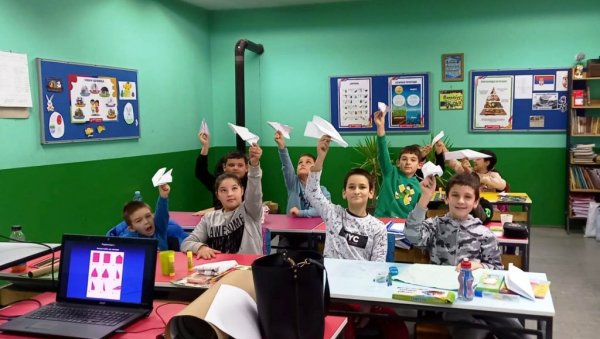 КО СУ БИЛИ БРАЋА РАЈТ: Основци у Параћину обележили Дан цивилне авијације КО СУ БИЛИ БРАЋА РАЈТ: Основци у Параћину обележили Дан цивилне авијације