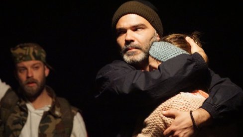KADA VIRUS NASILJA DRŽI SVEĆU: Premijera predstave Top je bio vreo na pozorišnoj sceni u Gračanici KADA VIRUS NASILJA DRŽI SVEĆU: Premijera predstave Top je bio vreo na pozorišnoj sceni u Gračanici