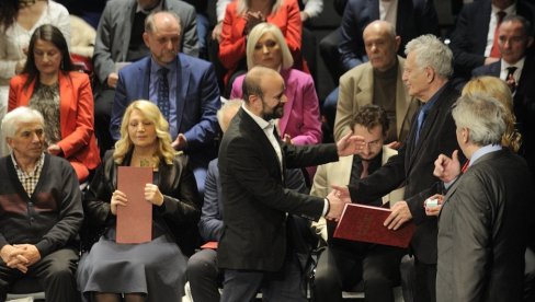 PRIZNANJA ĐORĐEVIĆU I GAGRIČIĆU: U Narodnom pozorištu novinarima Novosti dodeljene zlatne značke Kulturno-prosvetne zajednice Srbije PRIZNANJA ĐORĐEVIĆU I GAGRIČIĆU: U Narodnom pozorištu novinarima Novosti dodeljene zlatne značke Kulturno-prosvetne zajednice Srbije