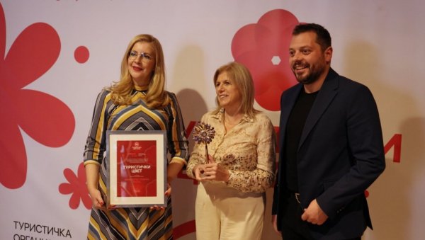 „ДАНИ БЕРБЕ ГРОЖЂА“ НАЈБОЉА МАНИФЕСТАЦИЈА У СРБИЈИ: Јубиларна 65. светковина у Вршцу добила престижну награду „Туристички цвет“ „ДАНИ БЕРБЕ ГРОЖЂА“ НАЈБОЉА МАНИФЕСТАЦИЈА У СРБИЈИ: Јубиларна 65. светковина у Вршцу добила престижну награду „Туристички цвет“