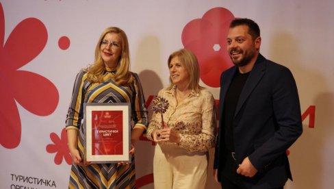 „DANI BERBE GROŽĐA“ NAJBOLJA MANIFESTACIJA U SRBIJI: Jubilarna 65. svetkovina u Vršcu dobila prestižnu nagradu „Turistički cvet“ „DANI BERBE GROŽĐA“ NAJBOLJA MANIFESTACIJA U SRBIJI: Jubilarna 65. svetkovina u Vršcu dobila prestižnu nagradu „Turistički cvet“