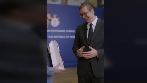 ПРЕДСЕДНИК ВУЧИЋ ДОБИО НЕОЧЕКИВАНИ ПОКЛОН: Ово је супер херој као што сте Ви херој Србије (ВИДЕО) ПРЕДСЕДНИК ВУЧИЋ ДОБИО НЕОЧЕКИВАНИ ПОКЛОН: Ово је супер херој као што сте Ви херој Србије (ВИДЕО)
