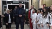 ВЕЛИКА УЛАГАЊА ДРЖАВЕ У ЗДРАВСТВО: Председник Вучић обишао Дом здравља у Крушевцу (ВИДЕО) ВЕЛИКА УЛАГАЊА ДРЖАВЕ У ЗДРАВСТВО: Председник Вучић обишао Дом здравља у Крушевцу (ВИДЕО)