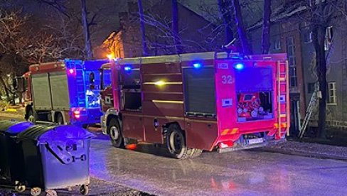 POŽAR U STAROM SELIŠTU U BORU: Vatra se iz kuhinje proširila na krov stambene zgrade POŽAR U STAROM SELIŠTU U BORU: Vatra se iz kuhinje proširila na krov stambene zgrade