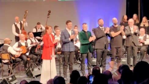 DECA VELIKANA NA SCENI: Kako su na humanitarnom koncertu u novosadskoj gimnaziji nastupili Milica NJegomir, Nikola Rokvić, Marko Luis... DECA VELIKANA NA SCENI: Kako su na humanitarnom koncertu u novosadskoj gimnaziji nastupili Milica NJegomir, Nikola Rokvić, Marko Luis...