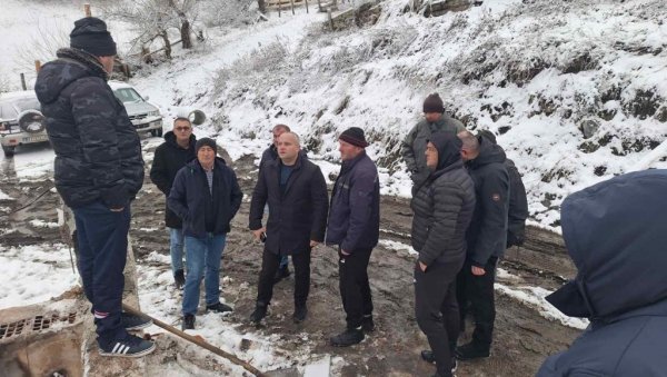ВАТРА ПРОГУТАЛА КУЋУ ПОРОДИЦИ ЂУРИЋ СА ПЕШТЕРИ: Државни секретар у министарству за рад обећао нови дом ВАТРА ПРОГУТАЛА КУЋУ ПОРОДИЦИ ЂУРИЋ СА ПЕШТЕРИ: Државни секретар у министарству за рад обећао нови дом
