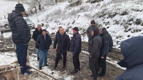 VATRA PROGUTALA KUĆU PORODICI ĐURIĆ SA PEŠTERI: Državni sekretar u ministarstvu za rad obećao novi dom VATRA PROGUTALA KUĆU PORODICI ĐURIĆ SA PEŠTERI: Državni sekretar u ministarstvu za rad obećao novi dom