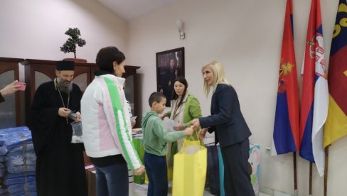 MAJA POPOVIĆ U VRANJU: Donacija Zdravstvenom centru i deci MAJA POPOVIĆ U VRANJU: Donacija Zdravstvenom centru i deci