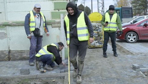 VESIĆ U BAČU: Ove godine u Bač uloženo više od dva miliona evra, gradićemo i put prema Odžacima VESIĆ U BAČU: Ove godine u Bač uloženo više od dva miliona evra, gradićemo i put prema Odžacima
